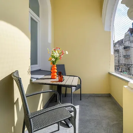 Przestronny Apartament z Balkonem by Noclegi Renters *